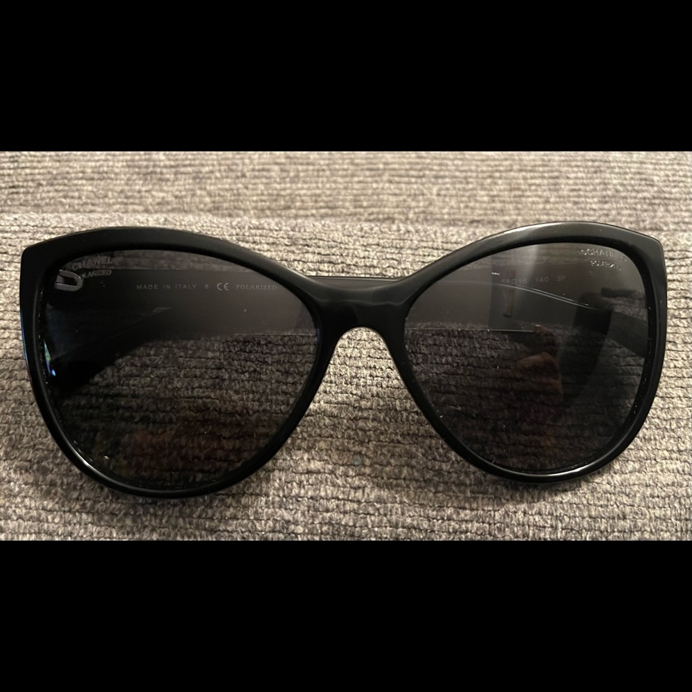 Channel polarized sunglasses